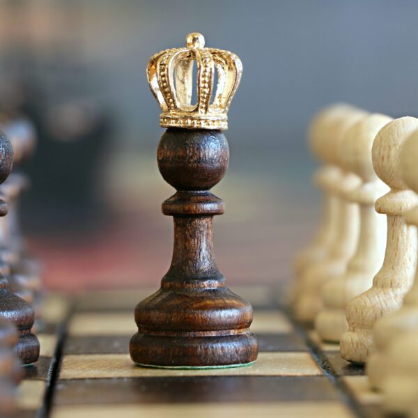 król szachy