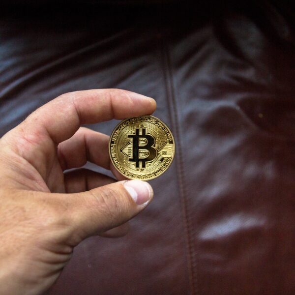bitcoin na tle kanapy